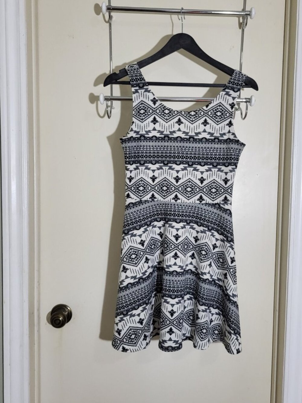 DIVIDED fit-and-flare style black-and-white geometric tribal-inspired Size 8 - Picture 6 of 14